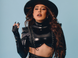 Emocionada, Lauana Prado anuncia gravidez do primeiro filho em show no RJ