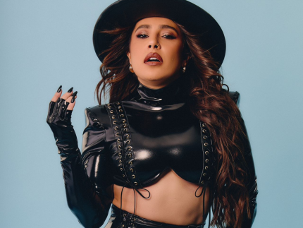 Emocionada, Lauana Prado anuncia gravidez do primeiro filho em show no RJ