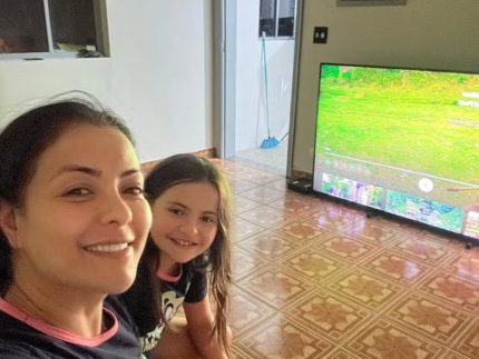 Li Martins comemora primeira noite na casa nova ao lado da filha: "O amor já mora aqui"