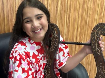 Após aprender harpa para cena, Alice Monteiro grava externas de "Ben-Hur" na Record