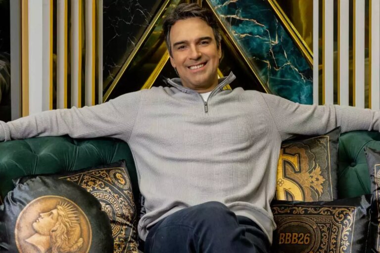 Tadeu Schmidt na sala da casa do BBB 26