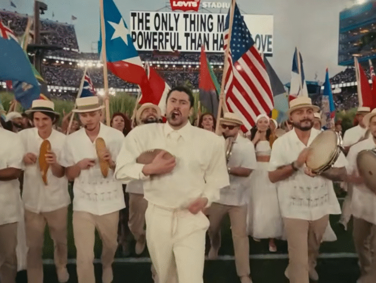 Bad Bunny envia mensagem de união no Super Bowl