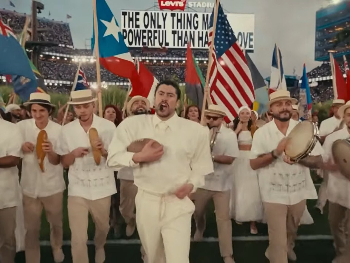 Bad Bunny envia mensagem de união no Super Bowl