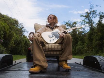 Carol Biazin retoma turnê acústica em 15 cidades após shows esgotados em teatros