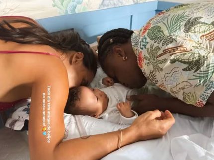 Carol Peixinho e Thiaguinho registram momento fofo com o filho: “Ataque de beijos”