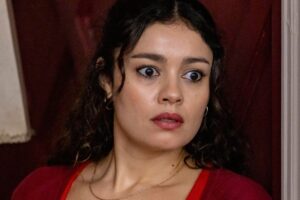 Gerluce (Sophie Charlotte) assustada em Três Graças