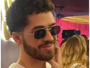 João Guilherme perde celular após fazer xixi na árvore antes de chegar na Sapucaí