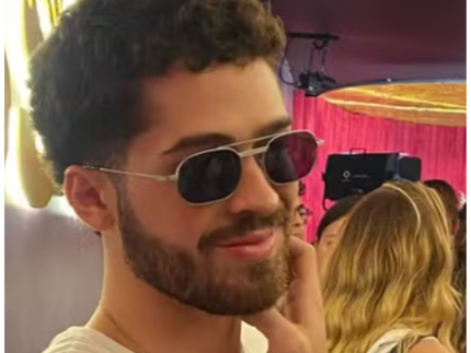 João Guilherme perde celular após fazer xixi na árvore antes de chegar na Sapucaí