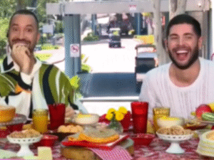 Ex-BBB26 Marcelo flerta com Gil do Vigor e deixa apresentador sem palavras: "ficou vermelho?"