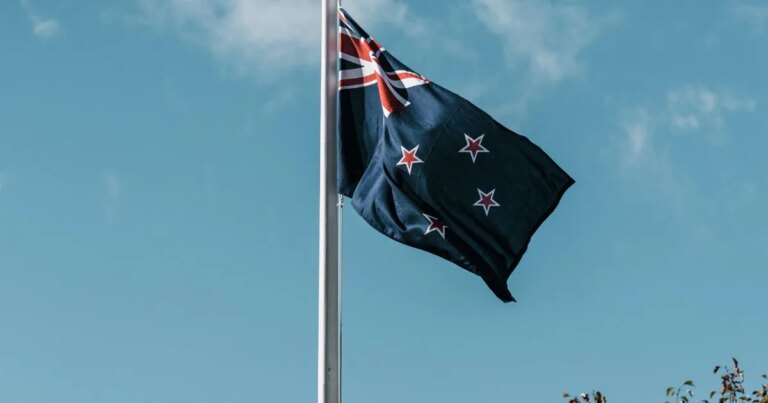 Nova Zelândia em alerta para mais inundações após estrada colapsar e morte