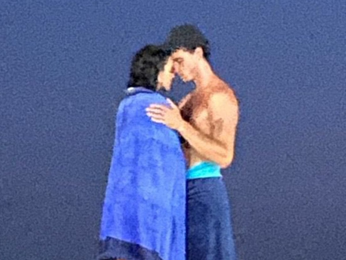 Shawn Mendes e Bruna Marquezine passam quarta-feira de cinzas com banho de mar, no Rio