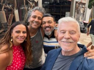 Belo e Viviane Araujo posam juntos em selfie nos bastidores de “Três Graças”