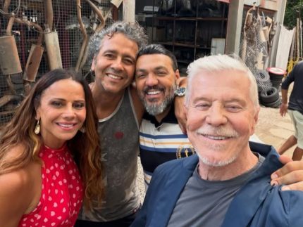 Belo e Viviane Araujo posam juntos em selfie nos bastidores de “Três Graças”