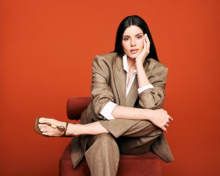 Camila Queiroz celebra campanha da Beira Rio em sua nova fase como mãe