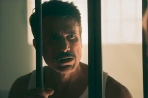 Ernesto (Eriberto Leão) é preso após descobrir que é pai de Anabela (Isabelly Carvalho) em Êta Mundo Melhor