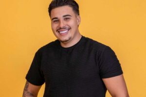 Pedro posando para o BBB 26, da Globo