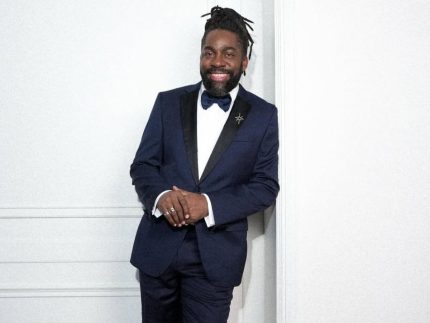 Lázaro Ramos aposta em smoking azul para torcer por Wagner Moura no Oscar 2026