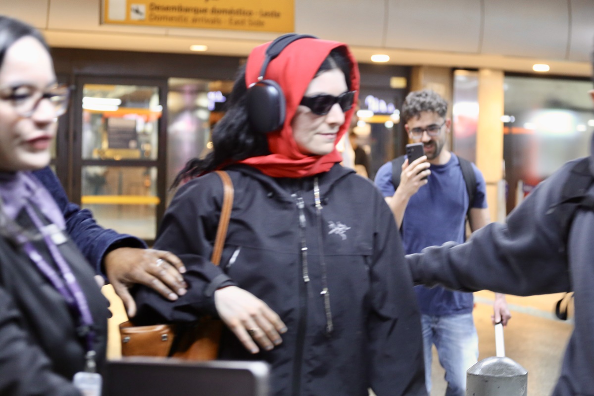 Atrações do Lollapalooza, Addison Rae e Lorde esbanjam simpatia ao desembarcar no Brasil