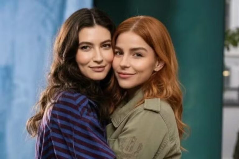 Lorena (Alanis Guillen) e Juquinha (Gabriela Medvedovsky)