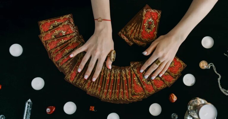 Cristais, tarô e incensos: por que o místico voltou com força?