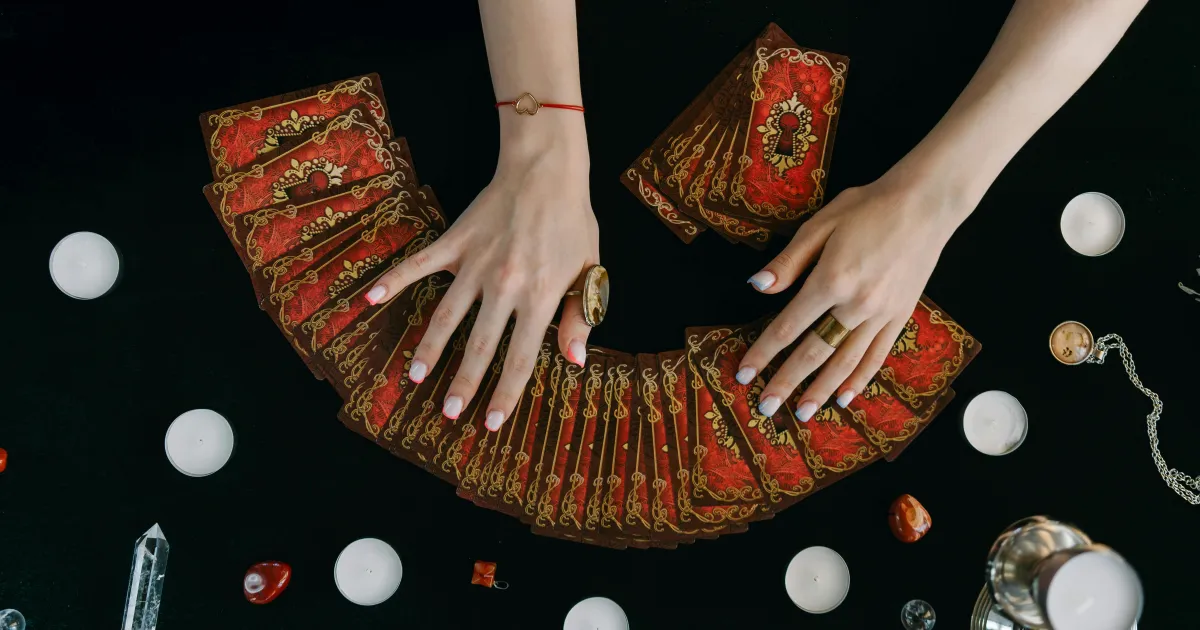 Cristais, tarô e incensos: por que o místico voltou com força?