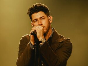 A caminho do Brasil, Nick Jonas diz: "Homofobia não tem vez em lugar nenhum"