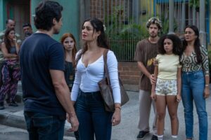 Gerluce (Sophie Charlotte) diz para Paulinho (Romulo Estrela) que tem uma coisa importante para revelar. Ele completa ao dizer sobre o roubo das Três Graças e anuncia a prisão dela. Em cena: Juquinha (Gabriela Medvedovsky), Ligia (Dira Paes), Joelly (Alana Cabral) e Raul (Paulo Mendes).