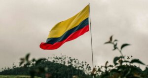 Colômbia revoga tarifas de 100% sobre produtos do Equador