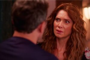 Janete (Letícia Spiller) se irrita com a confusão de Alaorzinho (Daniel de Oliveira) e Zilá (Leandra Leal) em sua casa em Coração Acelerado