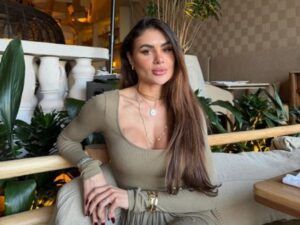 Ex-bailarina do Faustão, Natacha Horana reage a assalto e tem o carro atingido