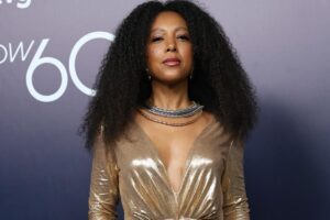 negra li séria com look de gala em evento da globo