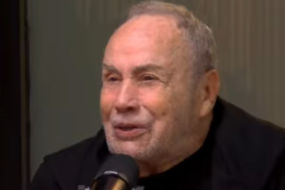 stenio garcia dando entrevista para podcast