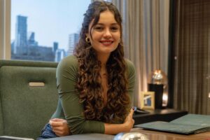 Gerluce (Sophie Charlotte) na mesa da fundação em Três Graças